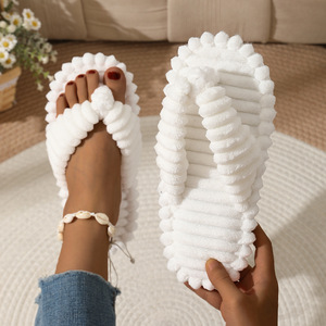 2026 Personnalisé en usine Tongs d'hiver moelleuses pour <span class=keywords><strong>femme</strong></span> en fausse fourrure, pantoufles d'intérieur en peluche à semelle souple, vente en gros - Product Image 2