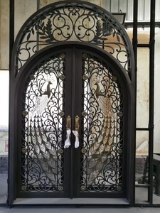 Porte d'entrée en fer forgé personnalisée avec monogramme pour résidences de luxe sur mesure et développements immobiliers exclusifs - Product Image 5