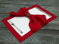 Set de table carré en lin, serviette à bords festonnés 60x60cm, moderne, fait main, éco-responsable, rouge carmin et blanc, décoration de table Saint-Valentin