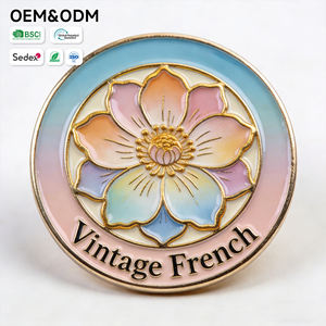 Badge Souvenir Personnalisé Fleur-de-lis Française en Alliage de Zinc Émaillé, Épingle OEM ODM, Accessoire de Luxe pour Cadeaux de Voyage, Badge Emblème Dégradé - Product Image 3