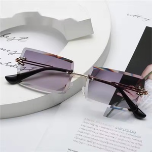 Gafas de Sol Unisex de Estilo Retro con Montura Cuadrada Sin Aro y Lentes Transparentes, Cómodas y Elegantes con Montura de Metal Negro para Hombre y Mujer - Product Image 3