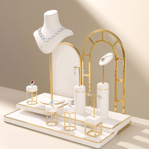 Présentoir à bijoux Zebopak en suède blanc crème avec arche métallique dorée pour colliers, boucles d'oreilles et bagues – Idéal pour vitrine de boutique et fournisseurs - Product Image 2