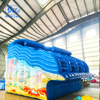Quatre toboggans aquatiques gonflables, équipement de parc aquatique gonflable en forme de château, fabricant de grandes piscines gonflables mobiles avec toboggan aquatique