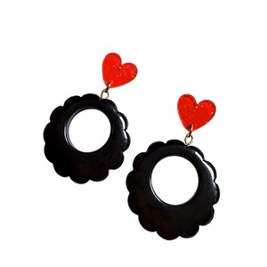 Boucles d'oreilles créoles classiques fantaisie en résine rouge en forme de fleur, élégantes, en acrylique de qualité supérieure, bijoux tendance pour femme, idéales pour les soirées. - Product Image 3