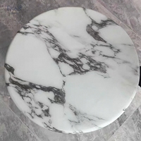 Table d'appoint ronde minimaliste, surface aspect pierre veinée blanche, base croisée pour salon