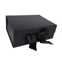 Boîte d'emballage de vêtements avec poignées en papier pliable en carton avec impression de logo personnalisé cadeau au design original moderne