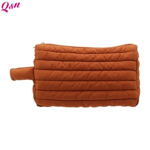 Trousse de maquillage gonflée avec logo personnalisé Trousse de toilette légère Trousse cosmétique en nylon matelassé avec fermeture éclair pour rouge à lèvres pelucheux - Product Image 4