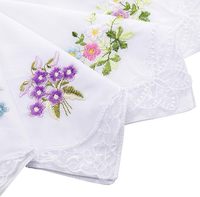 Vente en gros de mouchoirs en coton 100% doux de qualité supérieure, 60s, petits mouchoirs de 11*11 pouces, brodés de fleurs avec dentelle pour femmes