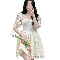 Robe midi élégante à imprimé floral vintage et manches bouffantes, styles variés tendance 2025 pour femme, idéale pour le quotidien décontracté ou les soirées.