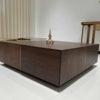 Table basse en bois haut de gamme sur mesure avec forme carrée et rayures dorées, une table basse luxueuse en demande