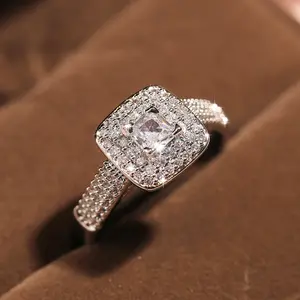新设计豪华女士水晶CZ婚嫁戒指方形立方锆石钻石永恒女士订婚戒指