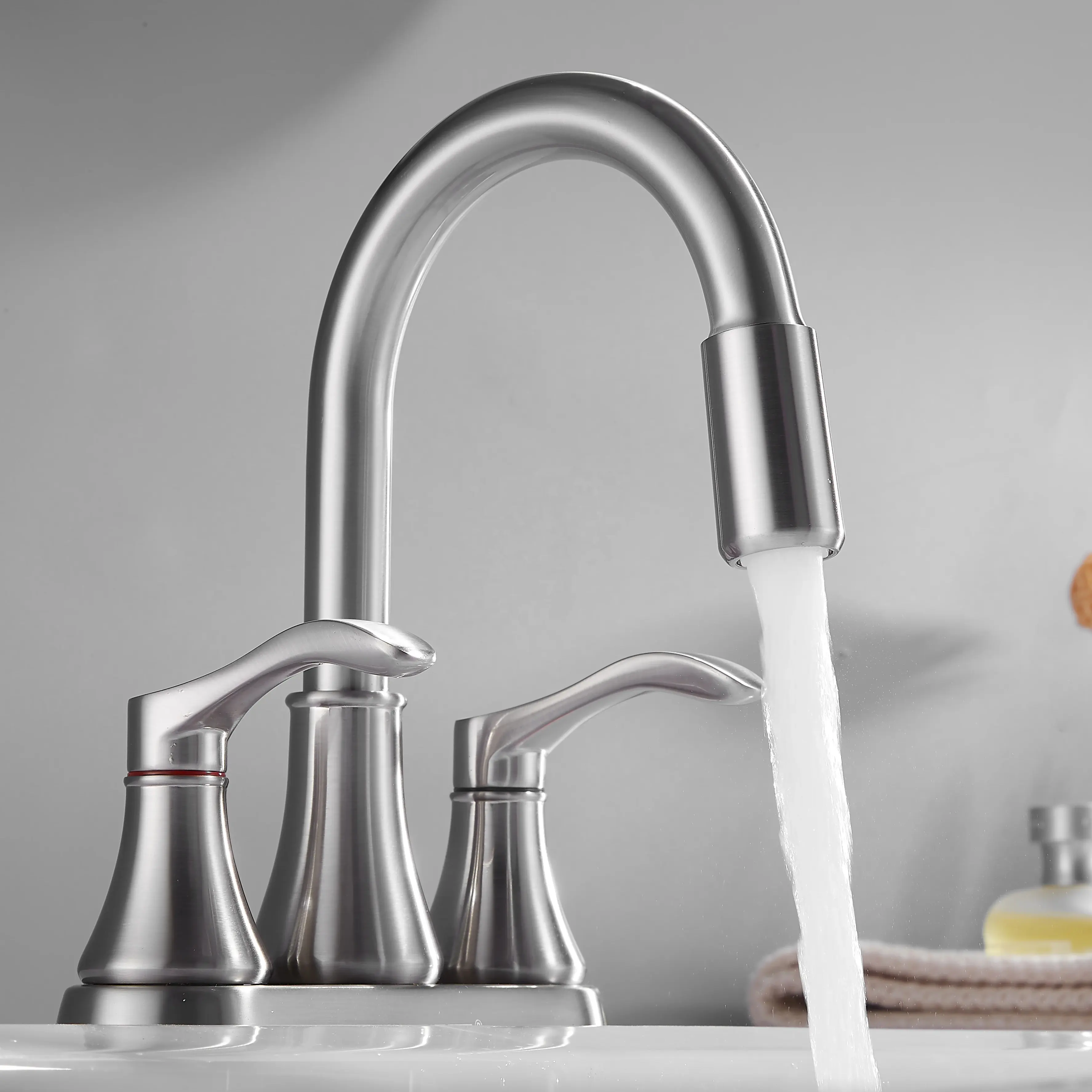 Grifo de lavabo de baño de doble manija moderno de 4 pulgadas Grifos mezcladores de agua fría y caliente de lujo Material de zinc Montado en cubierta de 2 agujeros