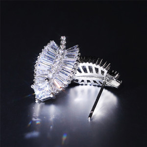 Orecchini a Perno a Forma di Foglia per Donne, Moda in Rame e Zirconia, Stile OL Elegante, Ispirazione Naturale, Gioielli per Uso Quotidiano - Product Image 1