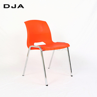 Chaise d'étudiant moderne et économique empilable en plastique pour l'Amérique du Nord, idéale pour la salle de sport, l'appartement, l'hôpital, l'extérieur, la chambre et le salon