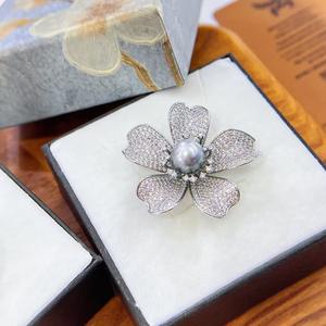 Broche de mode haut de gamme pour femme, style chinois, en zircon blanc dégradé, motif fleur, en cuivre plaqué or, avec perle - Product Image 2