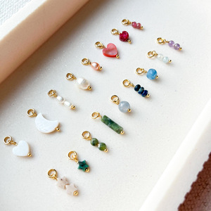 La Galería de Perlas y Piedras |   Aros Huggie de Acero Inoxidable con Baño de Oro PVD de 18K y Dijes Delicados |   Colgante de Piedras Preciosas Naturales - Product Image 3