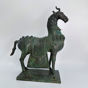 Scultura in metallo a forma di cavallo con sella in bronzo, con patina verde rame lucente che evoca un profondo senso di <span class=keywords><strong>storia</strong></span> - Product Image 4