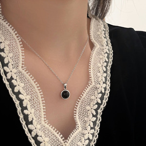 Collar Yinruitai con Colgante de Ágata Negra Circular en Plata de Ley S925 para Mujer, Cadena Elegante para Uso Diario - Product Image 3