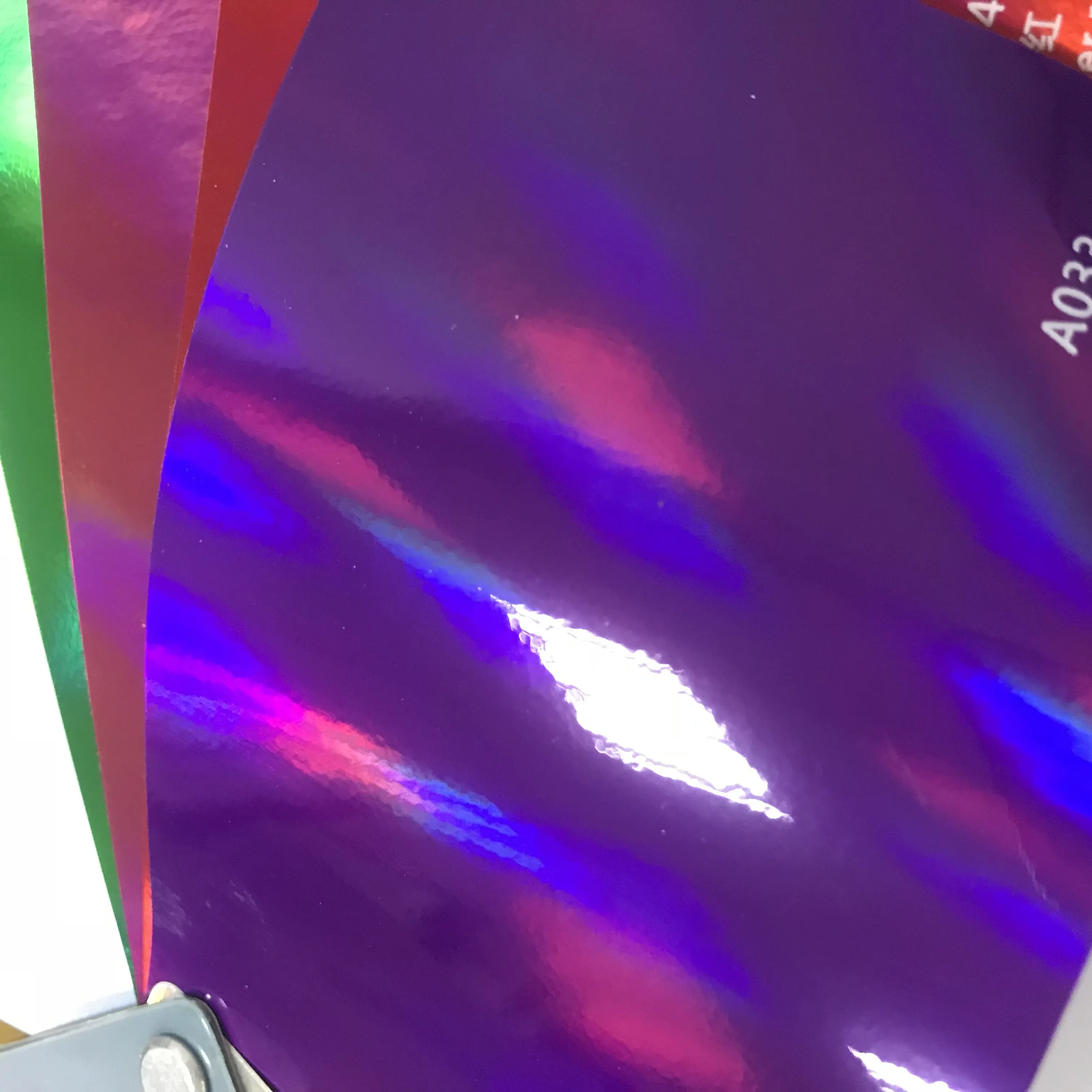चीन आपूर्तिकर्ता 1.52x18M कार स्टिकर हटाने योग्य पीवीसी Vinyl क्रोम लेजर बैंगनी रंग विशेष ऑटो कार में Vinyl लपेटो फिल्म