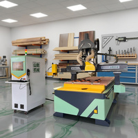 Centre d'usinage CNC à changement d'outil automatique, scie multi-angles, pour le travail du bois, la sculpture sur mesure de meubles, le fraisage et le perçage