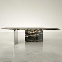 Table à manger en marbre à profil irrégulier Dream Home, dalle de marbre naturel brillant avec pieds en métal poli, table à manger d'intérieur de luxe