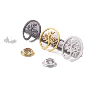 Broche élégante et minimaliste en acier inoxydable plaqué or 18 carats avec motif Arbre de Vie pour femme, idéale pour un usage quotidien - Product Image 3