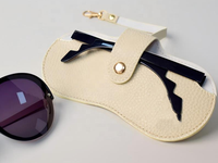 Étui à lunettes en cuir coloré au design élégant, certifié Global Recycled Standard, offrant une protection aux lunettes et facile à transporter