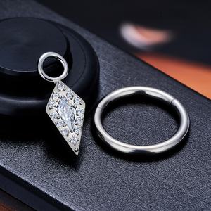 ASTM F136 titanio circón geométrico cuadrado gota pendientes TPave CZ Huggie Clip <span class=keywords><strong>en</strong></span> anillo de nariz para hombres piercing titanio - Product Image 6