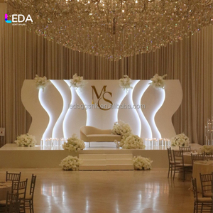 Arco en Forma de S para Decoración de Escenarios Personalizados LEDA, Fondo de Acrílico Blanco con Soporte y Flores para Bodas y Eventos - Product Image 1