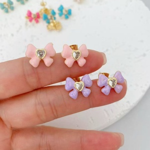 Brincos de Laço Esmaltados Banhados a Ouro 18K com Zircônia em Formato de Coração para Mulheres, Joia da Moda, Presente Delicado e Fofo em Cores Vibrantes - Product Image 2