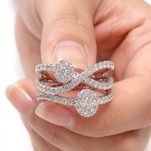 Bague contemporaine en or blanc 18 carats à double grappe croisée pour un port quotidien élégant avec inscription laser personnalisée et carat de diamant - Product Image 2