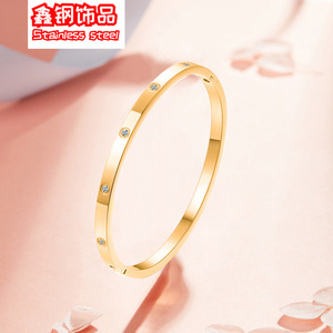 Un bracelet articulé en acier titane or rose, best-seller, qui ne ternit pas et peut être utilisé pour le <span class=keywords><strong>bain</strong></span>. C'est en acier inoxydable - Product Image 4