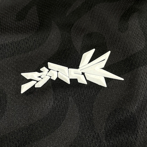 रेट्रो फुटबॉल जर्सी निर्माता कस्टम सिलिकॉन 3 डी कढ़ाई लोगो कट और सीडब्ल्यू डिजाइन विंटेज फुटबॉल शर्ट - Product Image 5