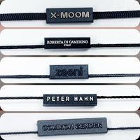 Étiquettes volantes de vêtement de luxe en gros avec ficelle en nylon avec logo doré personnalisé pour chaussures sacs casquettes-Technique d'estampage en surface givrée