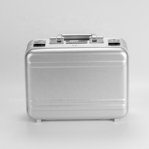 กระเป๋าเอกสารสำหรับแล็ปท็อปแบบชิ้นเดียวทำจากอะลูมิเนียมทั้งหมด พร้อมปรับแต่งขนาดและสีได้ บริการสร้างแบรนด์ OEM ให้บริการ ซับในแบบฟองน้ำ - Product Image 4