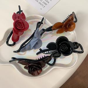 Élégante pince à cheveux torsadée en acétate avec motif floral uni pour femme - Product Image 2