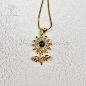 สร้อยคอแบบโชคเกอร์ลายดอกไม้ฉายภาพ LV026 100 <span class=keywords><strong>ภาษา</strong></span> ฉันรักคุณ ชุบทอง 18K พร้อมจี้รูปดอก<span class=keywords><strong>ทานตะวัน</strong></span> - Product Image 4