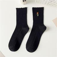 Vente en gros de chaussettes Crew respirantes brodées sur mesure avec des motifs de fleurs Chaussettes d'automne incontournables pour les femmes