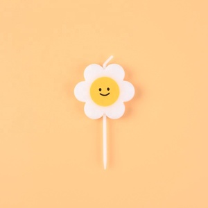 Velas <span class=keywords><strong>de</strong></span> decoración <span class=keywords><strong>de</strong></span> <span class=keywords><strong>pastel</strong></span> <span class=keywords><strong>de</strong></span> <span class=keywords><strong>cumpleaños</strong></span>, diseño único y divertido <span class=keywords><strong>de</strong></span> <span class=keywords><strong>girasol</strong></span> rojo y blanco con forma <span class=keywords><strong>de</strong></span> sonrisa, venta al por mayor - Product Image 4