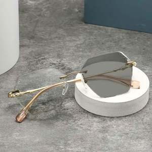 Gafas con Logotipo Personalizado 2025, Lentes de Moda que Cambian de Color, Anti Luz Azul, Sin Montura, Fotocromáticas, para Miopía, para Mujer y Hombre - Product Image 4