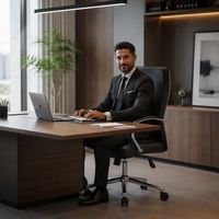 Chaise de bureau de luxe pivotante en cuir PU à dossier moyen avec accoudoirs chromés incurvés