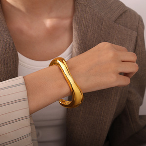 Brazalete Abierto de Aleación de Zinc con Diseño Hueco Dorado Retro Europeo Americano de Gran Tamaño para Fiesta, Joyería para Mujer - Product Image 4