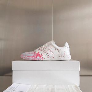 รองเท้าผ้าใบหนังสไตล์วินเทจสำหรับคู่รัก แบบหุ้มข้อต่ำ ผูกเชือก ลายกราฟฟิตีเพ้นท์มือ สไตล์สตรีทแฟชั่น สำหรับเดินเล่น - Product Image 2