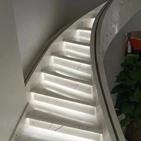 Escalier en spirale en marbre blanc poli Sivec avec garde-corps en verre pour villa intérieure, design moderne, escalier en pierre naturelle