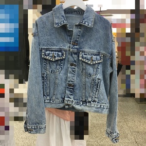Jaqueta Feminina Jeans Azul Lavado com Coração Vazado nas Costas, Corrente de Strass e Franjas – Tendência da Moda - Product Image 4
