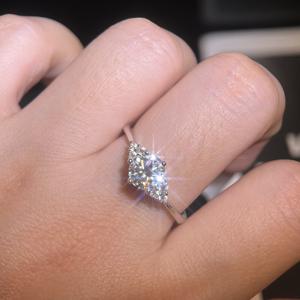 Großhandel 1 Karat Moissan ite Diamant Trau ringe für Frauen VVS D Farbe Twist Shape S925 Silber Verlobung Rhodium Partys - Product Image 5