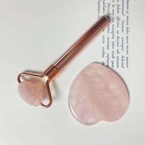 Vente en gros de rouleau de jade en quartz rose et masseur de corps GuaSha avec coeur avec poignée en métal pour massage des mains et du visage - Product Image 5