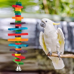 Juguete para Pájaros de Madera Multicolor Vibrante con Campana, Juguete de Madera Natural Ecológico y Seguro para la Dentición de Conures, Loros Amazonas y Cacatúas - Product Image 4