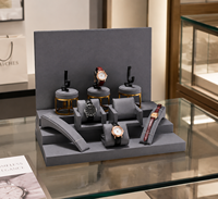 Présentoir de Montres Intelligent en MDF à Quatre Niveaux, Support de Rangement Moderne pour Bijoux et Montres, Présentoir en Bois pour Montres Centroyal – Vente en Gros Personnalisée