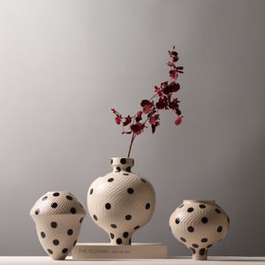 Vase en céramique moderne et épuré, motif à pois, ornement créatif, décoration douce pour vitrine, cloison de présentation, porcelaine - Product Image 1